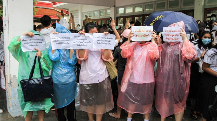 Studenten in Bangkok rufen bei Regen die Regierung zum Rücktritt auf | Photo: coconuts.co