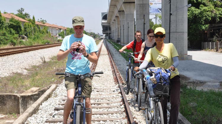 Entlang den Eisenbahnschienen