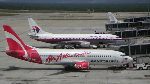 Flugzeuge von Air Asia und Malaysia Airlines auf dem Kuala Lumpur International Airport