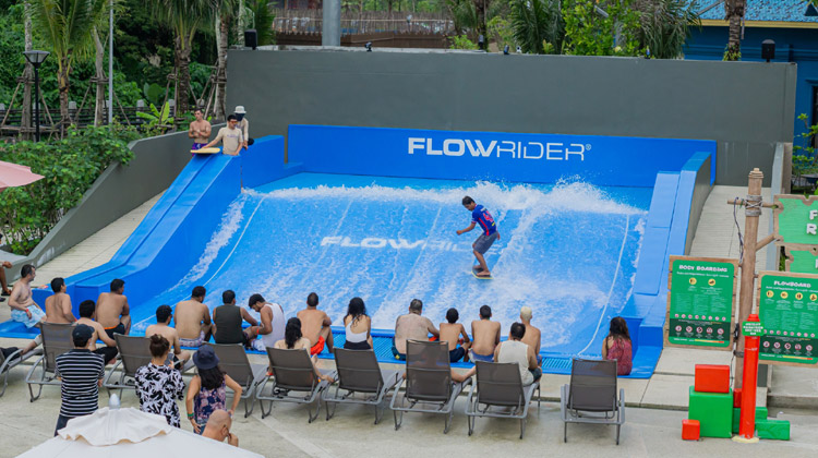 Emerals Forest im Andamanda Phuket Wasserpark: Surfen im FlowRider auf den Wellen des Ozeans