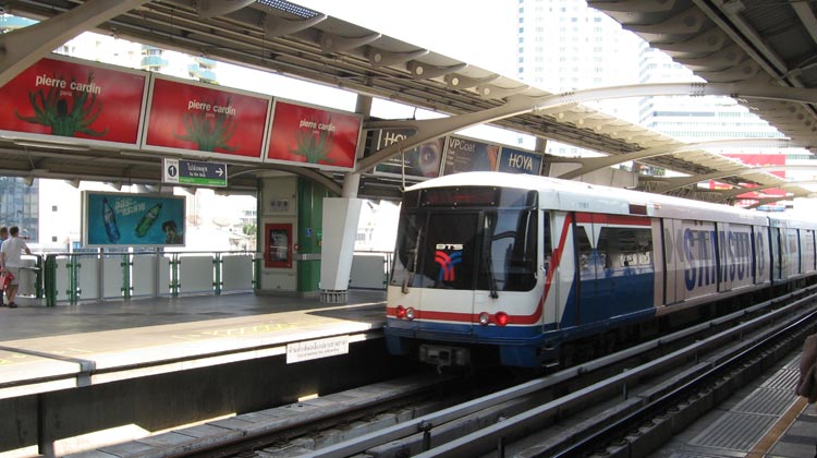 Skytrain mit Aussenwerbung