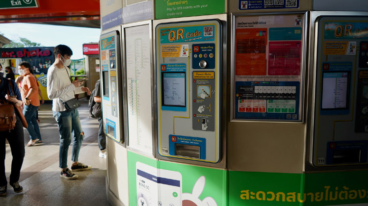Alles, was man über den Bangkok Skytrain wissen muss: Fahrkartenautomat