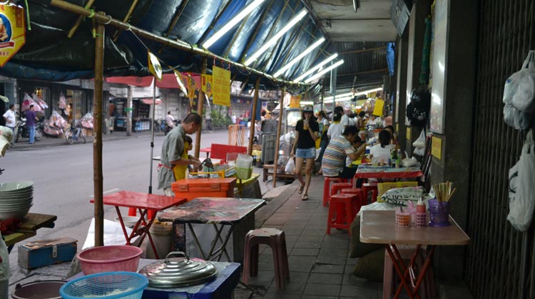 Straßenküchen an einer beliebigen Straße in Bangkok