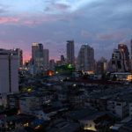 Blick auf Bangkok bei Nacht Sathorn