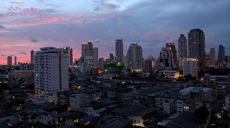 Blick auf Bangkok bei Nacht Sathorn