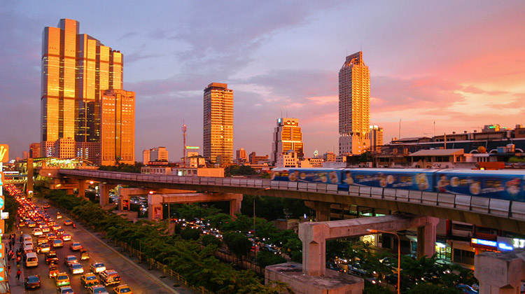 Bangkok Skyline bei Sonnenuntergang