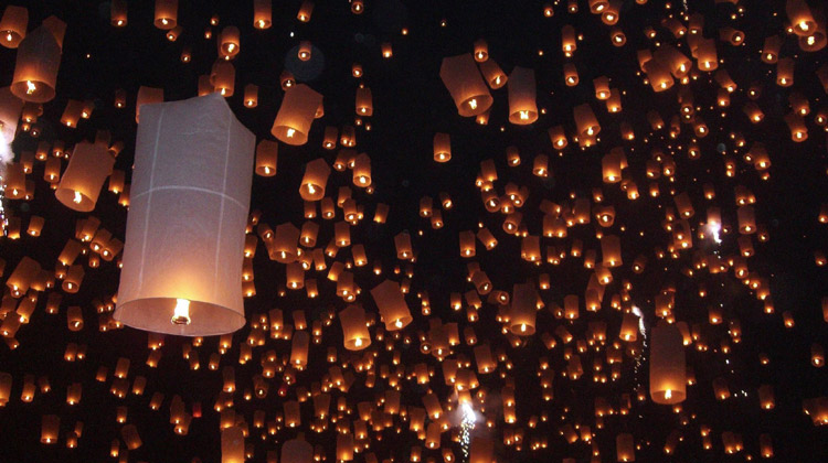 Loy Krathong ist mit dem Yi Peng Festival in Chiang Mai verschmolzen. 