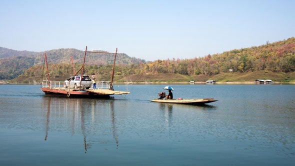 Fähre auf dem Sirikit Wasser-Reservoir