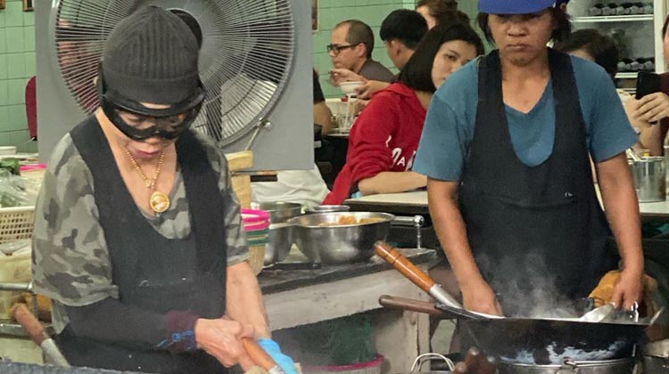 Die Sterne Köchin Jay Fai in ihrem Restaurant in Bangkok