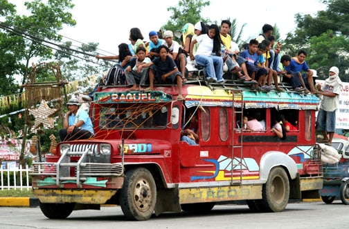 Völlig überladenes Jeepney in der Provinz Davao