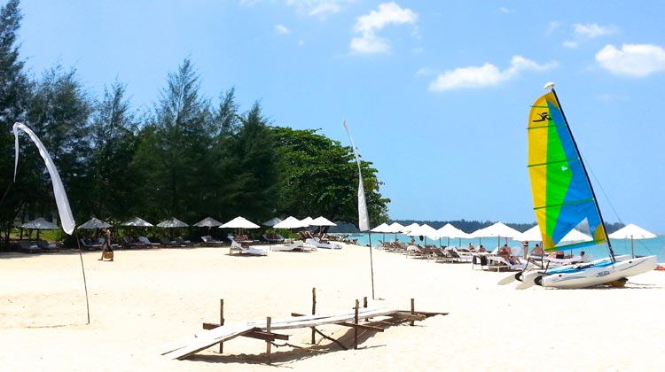 Weißer Sandstrand von Khao Lak