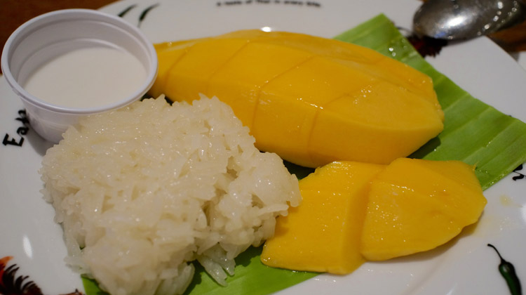 Khao Niao Mamuang (Mango-Sticky Rice) | Photo: Flickr