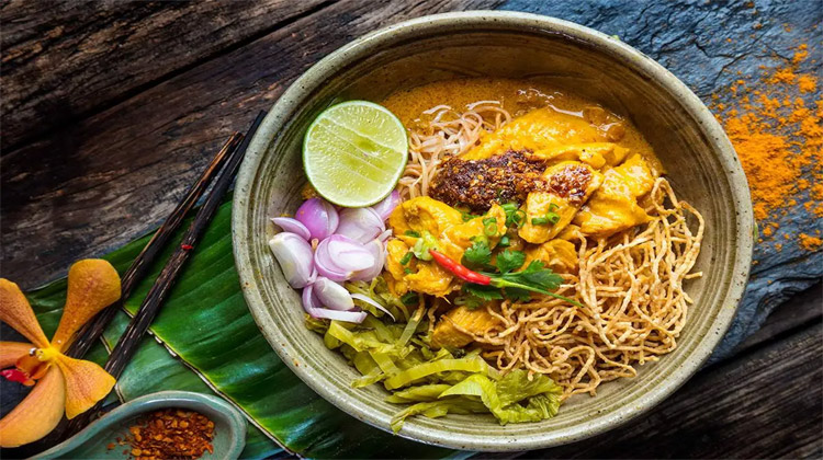 Khao Soi: Kokosnuss-Curry-Nudelsuppe mit frittierten Eiernudeln aus Nordthailand