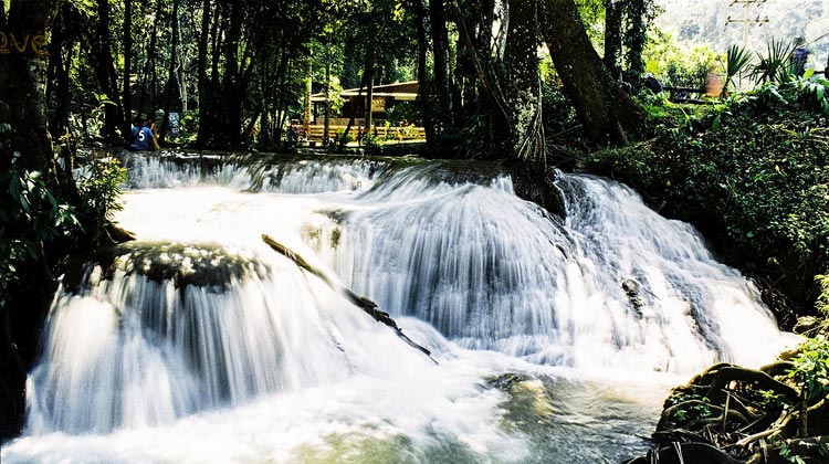 Kroeng Krawia Wasserfall in Thailand