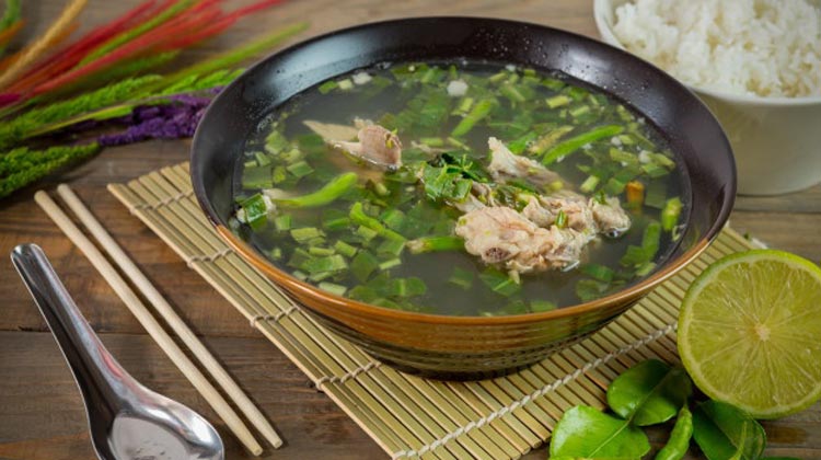 Die schärfsten Thai-Gerichte - Leng Sab: Sauer-scharfe Schweinenacken-Knochensuppe