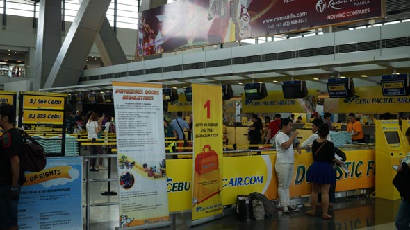 Abflug vom Ninoy Aquino International Airport (NAIA) Terminal 3 in Manila