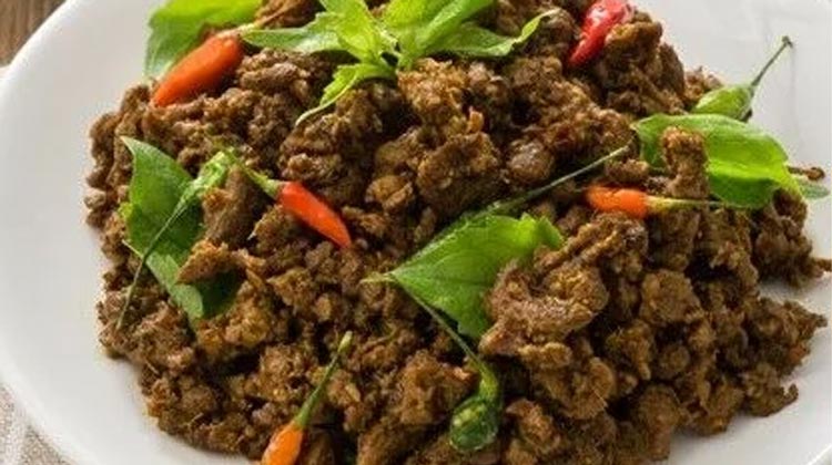 Die schärfsten Thai-Gerichte - Nua Phad Phet Bai Yi Ra: Gebratenes Rindfleisch mit rotem Curry und Baumbasilikum