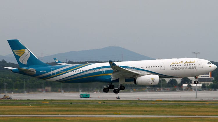 Airbus A330-300 der Oman Air bei der Landung in Frankfurt