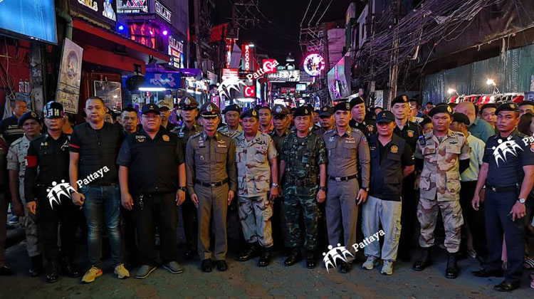 Polizei und Armee inspizieren die Walking Street in Pattaya