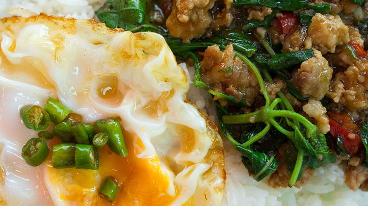 Die schärfsten Thai-Gerichte - Phad Kaphrao: Gebratenes Fleisch mit Chili und Basilikum | Photo: Wikimedia