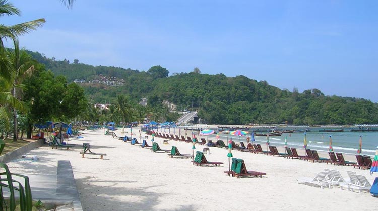 Patong Beach von Phuket wartet auf ausländische Touristen