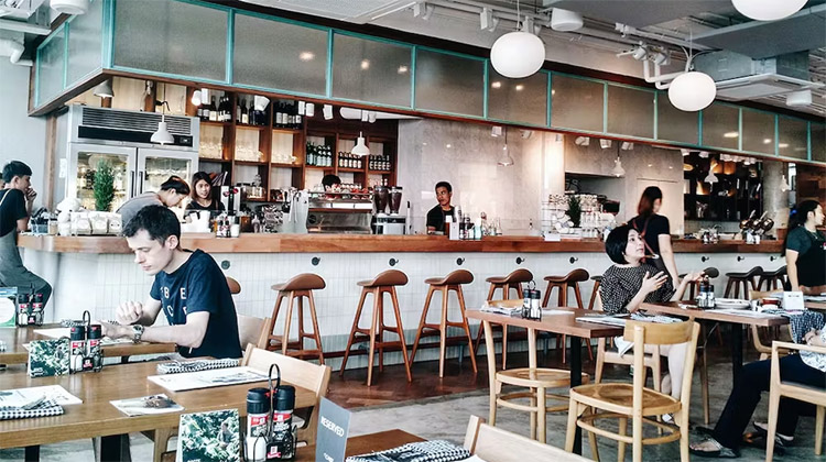 ROAST Coffee & Eatery ist berühmt für seine einheimischen Kaffeebohnen