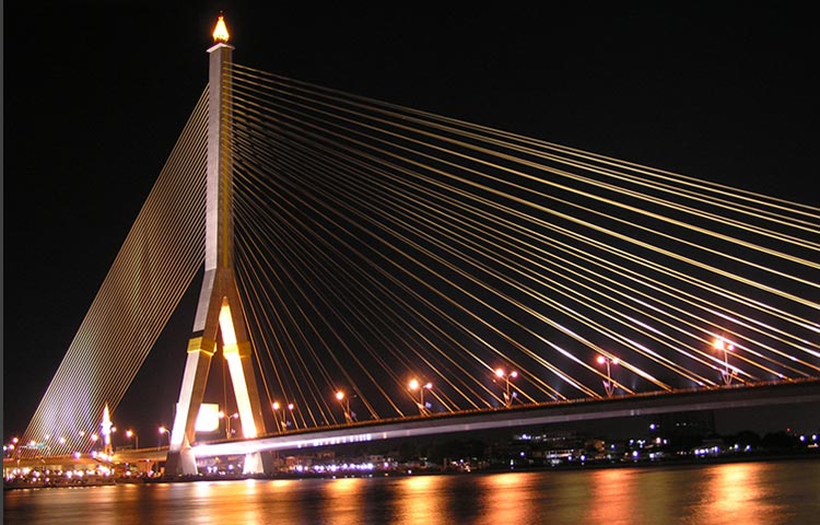 Rama VIII Brücke in Bangkok bei Nacht | Bildmaterial: Stygiangloom