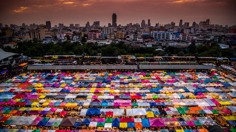 Bangkoks beliebter Rotfai-Nightmarket Ratchada soll dauerhaft geschlossen werden