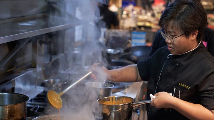 Küchenchef im Sterne Restaurant Saawaan