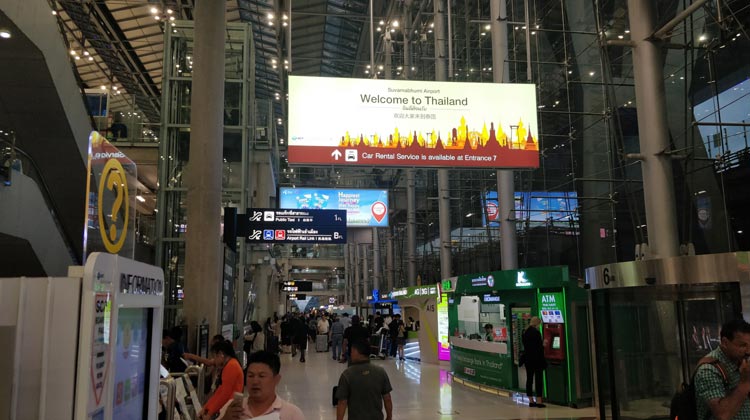 Ankommende Ausländer am Suvarnabhumi Airport in Bangkok