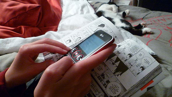 Messenger Apps - Teengager mit Smartphone