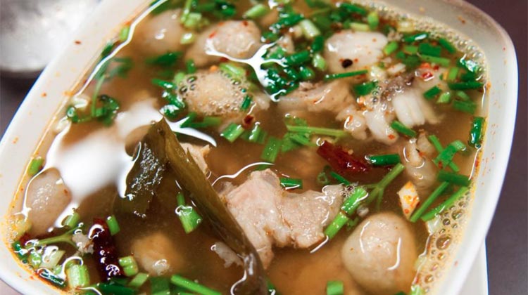 Die schärfsten Thai-Gerichte - Tom Sab Kra Dook Aon: Scharf-saure Suppe mit Schweineknorpel | Photo: Flickr/silverlily