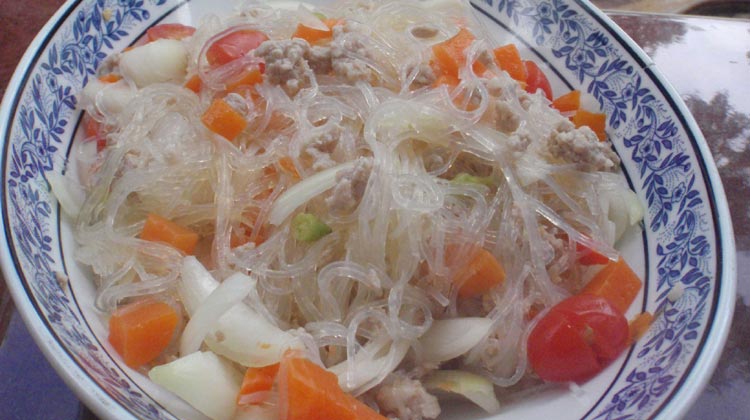 Yum Woon Sen oder Yam Wun Sen: thailändischer Glasnudelsalat