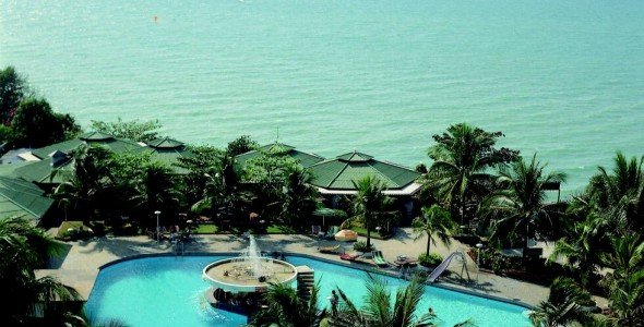 Der große Swimming Pool des Asia Pattaya Hotel