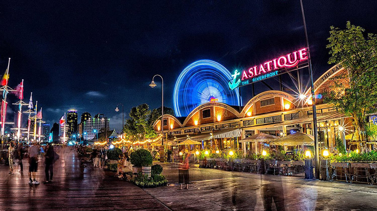 Shoppen in Bangkok: Asiatique Einkaufszentrum am Flussufer des Chao Phraya