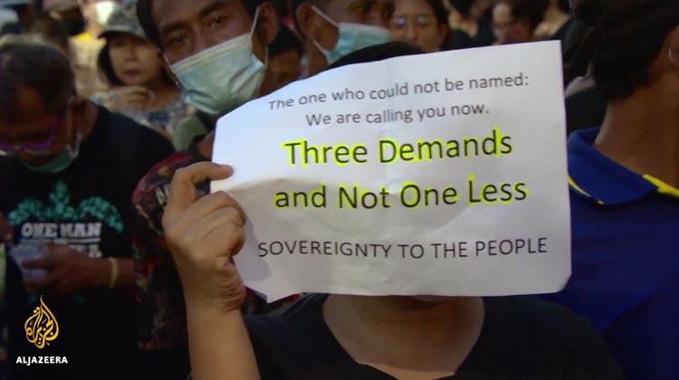 Protest in Bangkok am Democracy Monument | Screenshot: AlJazeera
