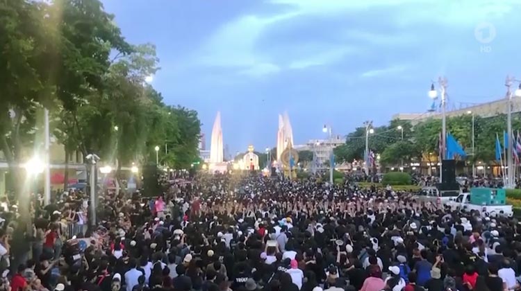 Tausende demonstrierten am Sonntag in Bangkok und skandierten Nieder mit der Diktatur | Screenshot: Tagesschau