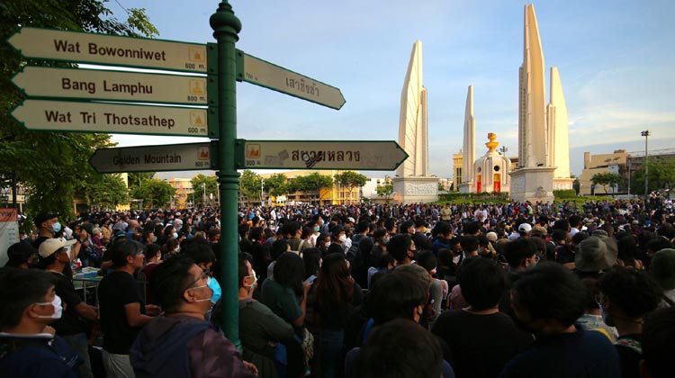 Thailändische Studenten demonstrieren am Democracy Monument in Bangkok gegen die Regierung | Photo: Thai PBS