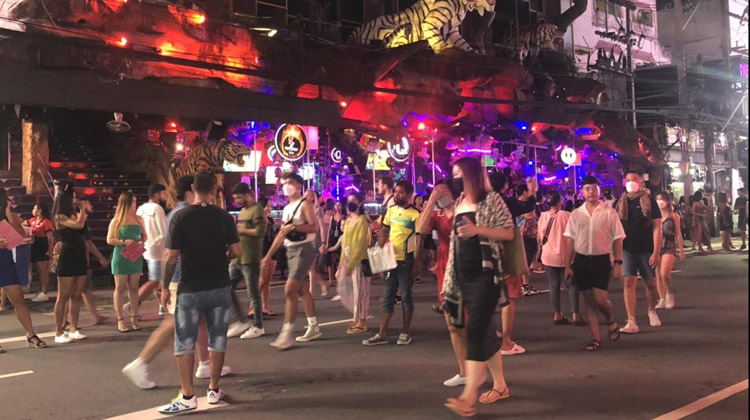 Touristen sind wieder da in Patong in der Bangla Road