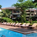 Blick vom Pool aufs Bird & Bees Resort in Pattaya