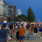 Touristen genießen wieder Streetfood im geschäftigen Jomtien