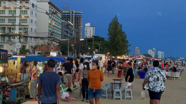 Touristen genießen wieder Streetfood im geschäftigen Jomtien