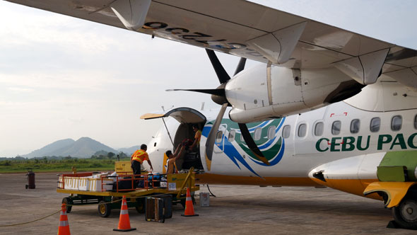 ATR72 Turboprop Flugzeug beim Gepäck Ausladen nach der Ankunft in Coron / Busuanga