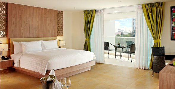 Zimmer mit Blick auf Balkon im Centara Pattaya Hotel
