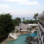 Pool im Discovery Beach Hotel in Pattaya