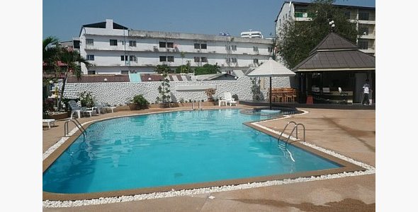 Swimming Pool im Don Plaza Hotel in Pattaya