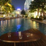 Swimming Pool bei Nacht im DusitD2 Baraquda Hotel in Pattaya