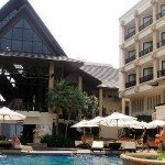 Blick vom Pool aufs Garden Cliff Resort in Pattaya