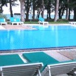 Liegen am Pool im Golden Beach Hotel in Pattaya