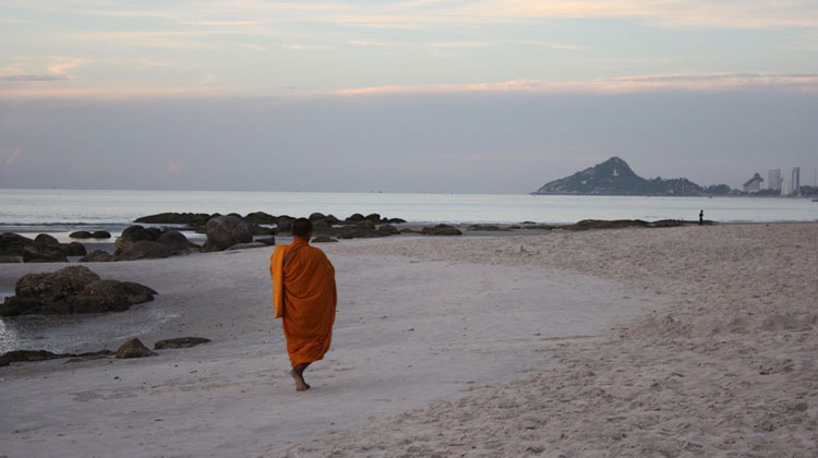 Mönch am Strand von Hua Hin